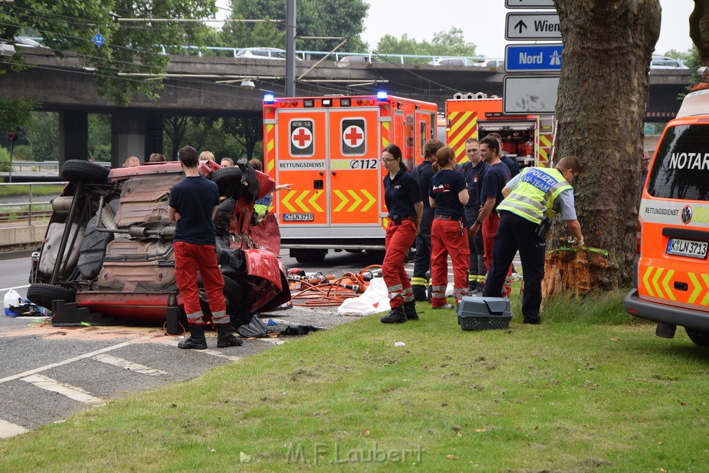 Schwerer VU Pkw Baum Koeln Deutz Messekreisel P155.JPG - Miklos Laubert